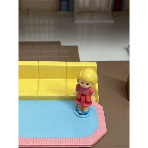 My Pretty Dollhouse Pink Palace Set Vintage 1994 Lewis Galoob w/extra figures - Picture 6 of 11